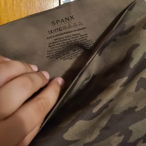SPANX Cropped camo leggings